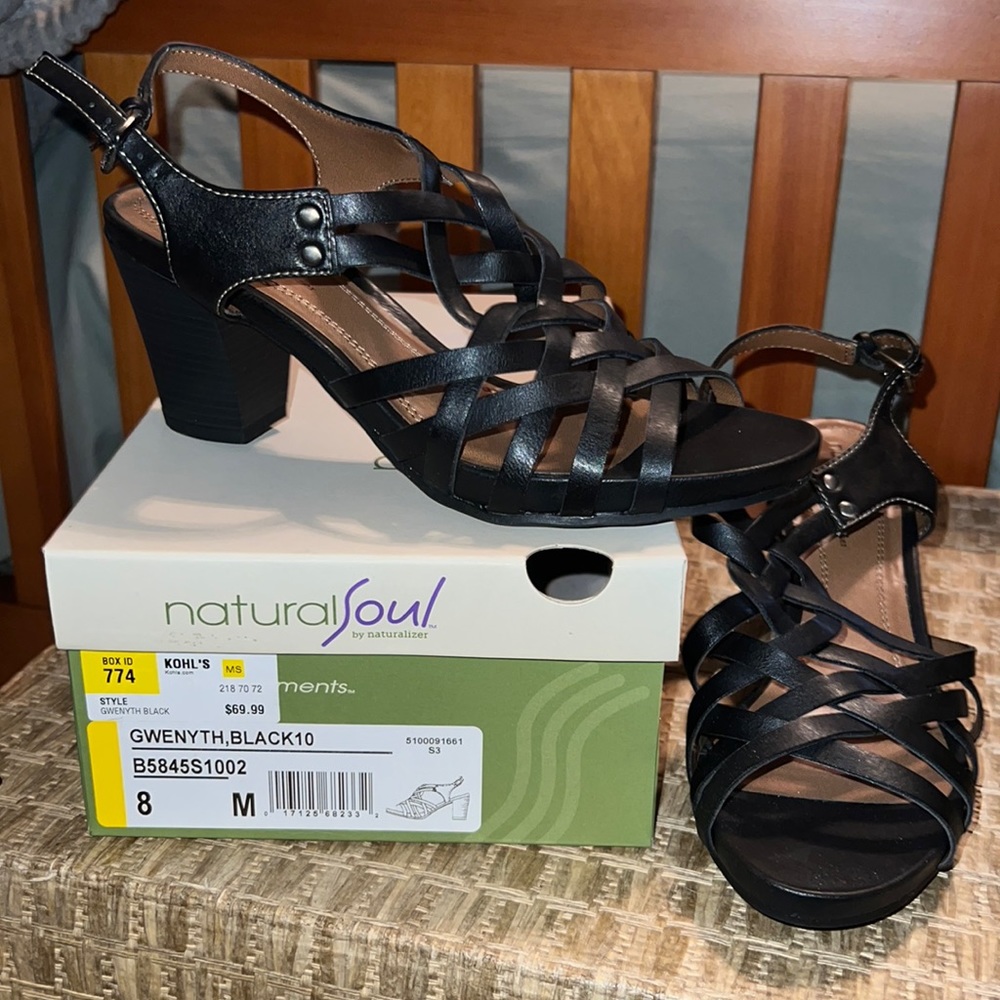 NWOT. Never Worn. Naturalizer Women’s Sandals 8. Black